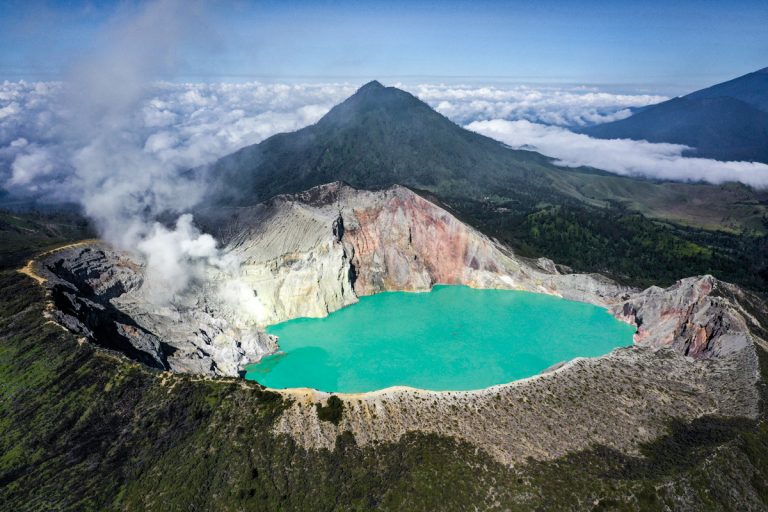 Menyusuri 7 Tempat Wisata Menakjubkan saat Mendaki Gunung Ijen