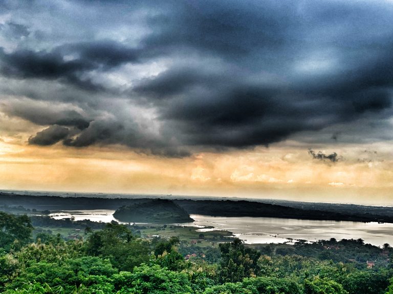 Setu Patok, Danau Indah Dengan Spot Foto Kekinian