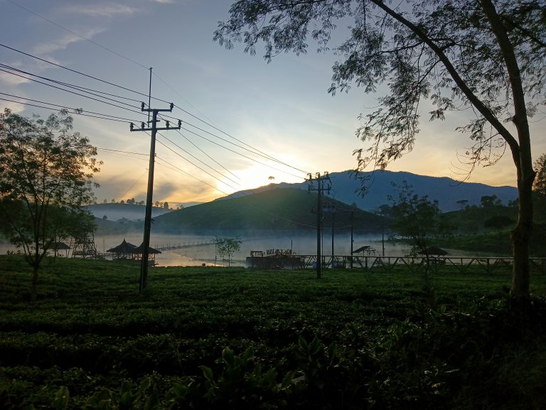 Situ Cihaniwung – Keindahan Danau Buatan Di Tengah Perkebunan Teh Yang Hijau