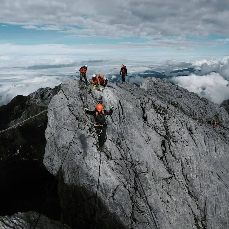 Pendakian Ekstrem: Jelajahi Medan Terberat di 5 Gunung Indonesia