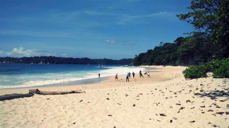 Pantai Tersembunyi di Malang yang Wajib Dikunjungi dan Nikmati Keindahannya