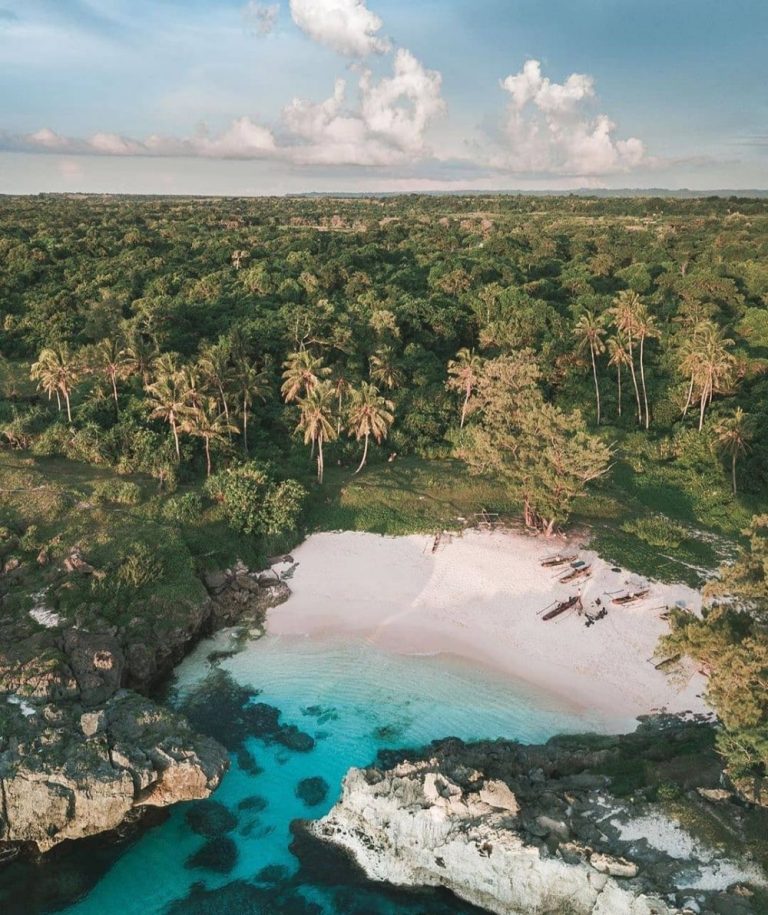 Menjelajahi Keindahan Pantai Mandorak di Sumba: Tempat Wisata Tersembunyi yang Instagramable