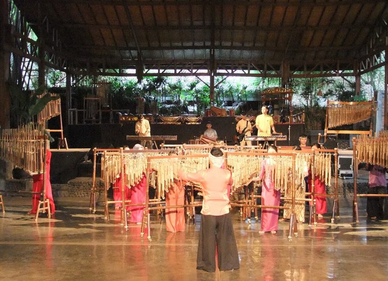 Menjelajahi Kekayaan Budaya Sunda di Saung Angklung Udjo